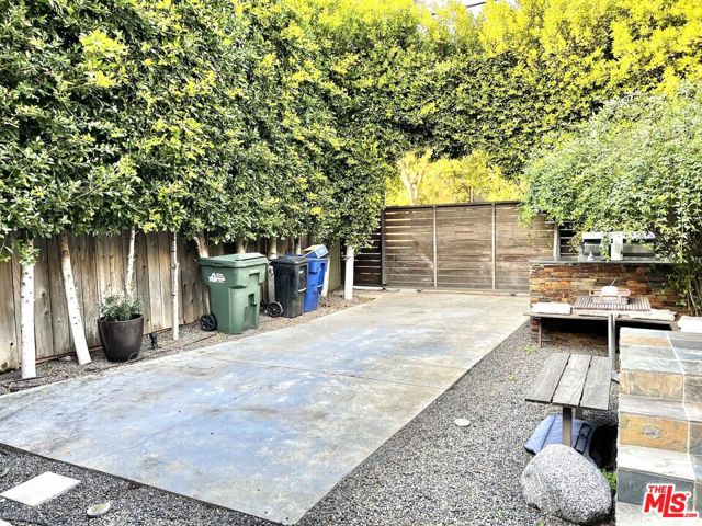 855 N Sweetzer Avenue, West Hollywood CA: https://media.crmls.org/mediaz/9c9ed136-4c75-4c60-8a65-2da20a367cd0.jpg