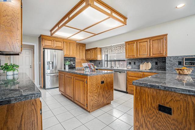 4325 Monterey ct, Discovery Bay CA: https://media.crmls.org/mediaz/9c9f140a-3a57-4496-891d-df5a062b6d8a.jpg
