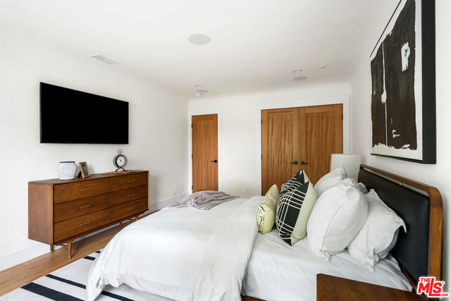 5319 West Boulevard, Los Angeles CA: https://media.crmls.org/mediaz/9ca0d0d0-f9b6-4e25-b53d-6b38659b7e70.jpg
