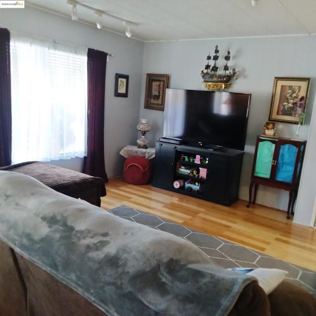 91 Diana Way, Antioch CA: https://media.crmls.org/mediaz/9ca1360e-7d0f-4053-8ef8-98bb9da2e798.jpg