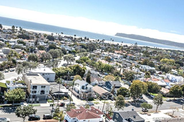 617 9Th St, Coronado CA: https://media.crmls.org/mediaz/9ca20b24-91b2-4caf-aee1-eb7b625d7db9.jpg