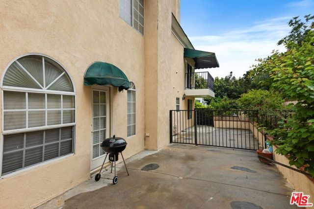 2431 Benedict Canyon Drive, Beverly Hills CA: https://media.crmls.org/mediaz/9ca33458-b90b-40b0-9f0d-63beaf34f3c2.jpg