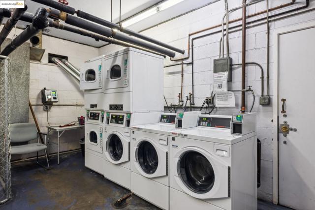 424 Staten Ave, Oakland CA: https://media.crmls.org/mediaz/9ca3424b-cd09-47b9-92ae-555f335eb09a.jpg