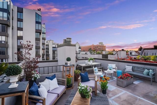 156 Lombard St, San Francisco CA: https://media.crmls.org/mediaz/9ca35c01-6033-47af-9c6e-b14f82608752.jpg