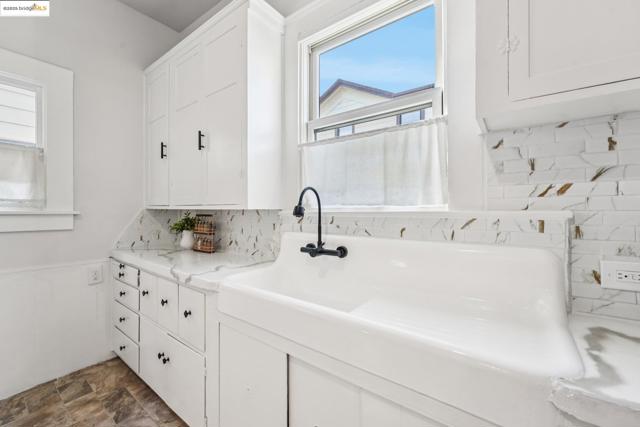 1549 5Th Ave, Oakland CA: https://media.crmls.org/mediaz/9ca35f3d-542a-42a2-9261-7de8ea6573fc.jpg