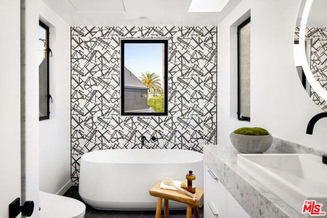 1821 Penmar Avenue, Venice CA: https://media.crmls.org/mediaz/9ca4b842-1571-4e53-baa6-10343a7dab82.jpg