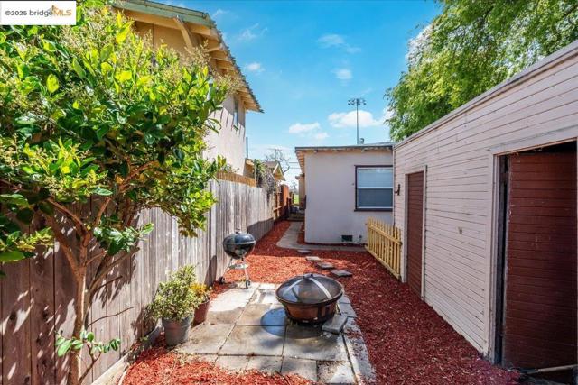 2717 Mabel St, Berkeley CA: https://media.crmls.org/mediaz/9ca4d625-17ab-4d25-b955-295fb945d46f.jpg