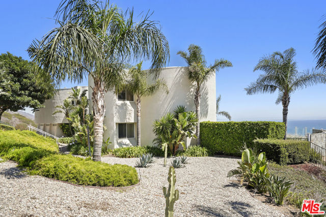 32215 Pacific Coast Highway, Malibu CA: https://media.crmls.org/mediaz/9ca4ecbd-0549-4440-be75-b76ecfb4a936.jpg