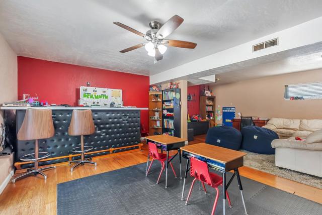 33 Woodcliff Court, Oakland CA: https://media.crmls.org/mediaz/9ca51009-f776-4a34-ac4b-3ec34c20c708.jpg