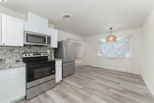 324 Eva Ct, Manteca CA: https://media.crmls.org/mediaz/9ca54e46-2fda-4d7d-a387-f3f89bbefffc.jpg