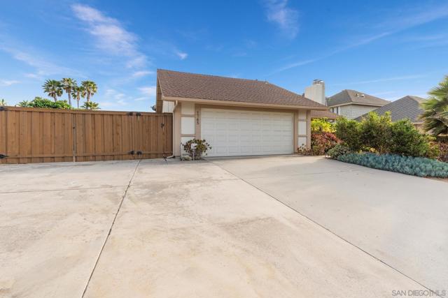 1745 Tamarack Ave, Carlsbad CA: https://media.crmls.org/mediaz/9ca56569-0c77-4b10-8323-ad545dc7ae71.jpg
