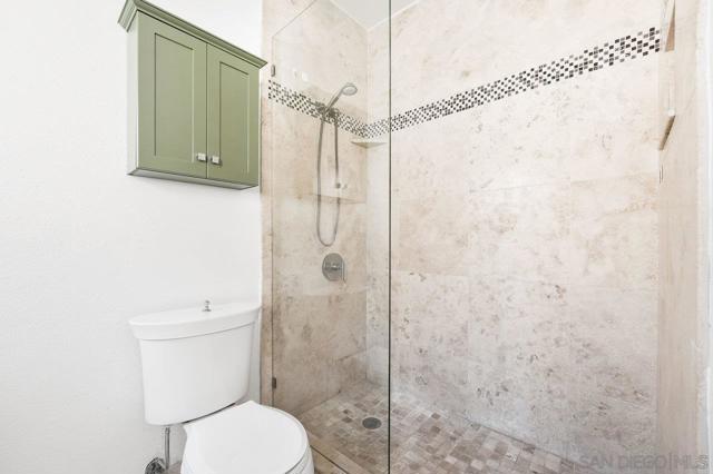 Image 17 of 26 For 2772 Ariane Dr  70