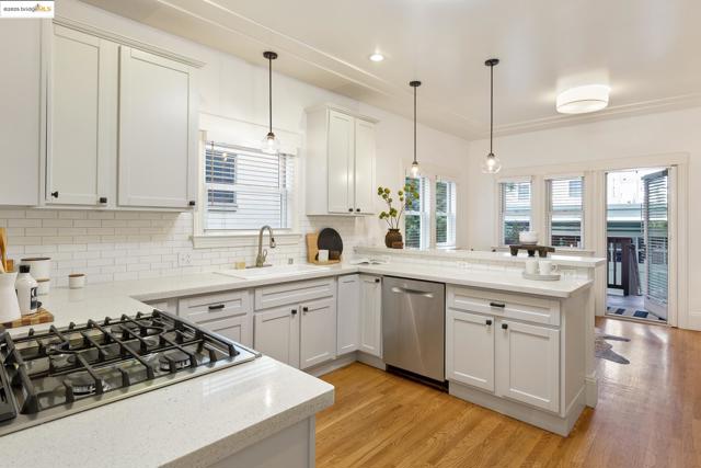 479 41st St, Oakland CA: https://media.crmls.org/mediaz/9ca5e300-7ba2-4ada-9456-0402f837642f.jpg