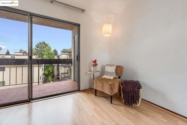 500 Vernon ST, Oakland CA: https://media.crmls.org/mediaz/9ca67ccf-6406-4be1-9692-241ba66a4bf7.jpg