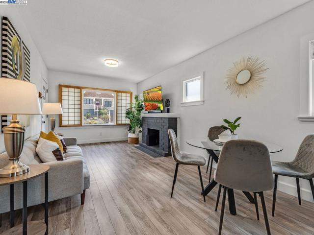 5407 Roberts Ave, Oakland CA: https://media.crmls.org/mediaz/9ca685df-0f70-4707-b6bb-64b1e388a1ea.jpg