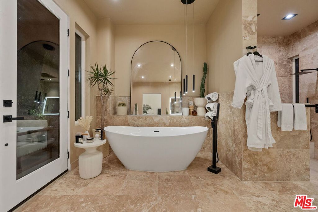 https://media.crmls.org/mediaz/9ca69a5b-bb35-4e79-8c5c-4cea6a3930bf.jpg?preset=X-Large
