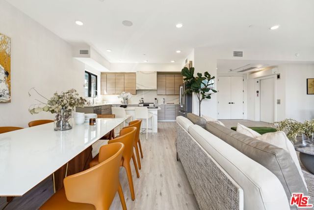 137 N Doheny Drive, West Hollywood CA: https://media.crmls.org/mediaz/9ca739e2-0c90-493d-8dda-b35a6f7e90d4.jpg