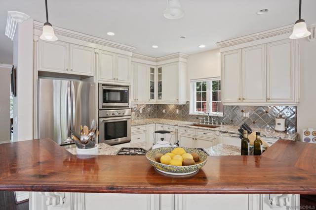 7824 Exchange Pl, La Jolla CA: https://media.crmls.org/mediaz/9ca7e388-efb1-4050-be63-9c4e9bee4657.jpg