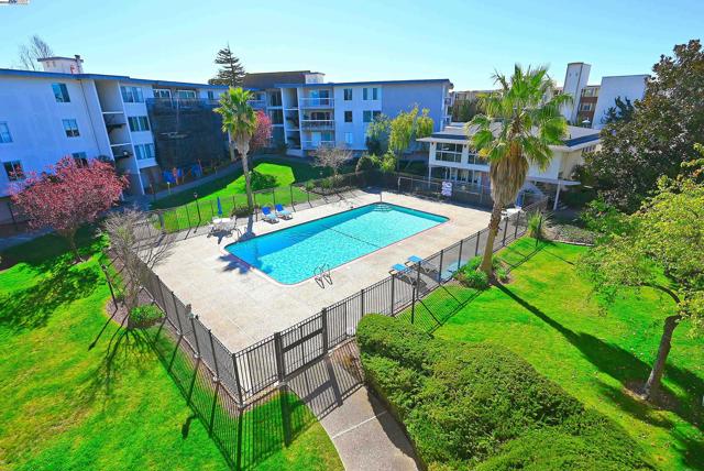 950 Shorepoint Ct, Alameda CA: https://media.crmls.org/mediaz/9ca8164a-ac60-4d6c-8781-da4f328d72ff.jpg