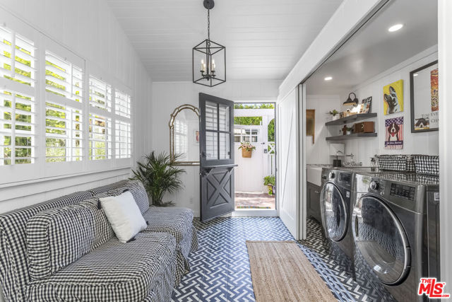 2205 Beverly Glen Place, Los Angeles CA: https://media.crmls.org/mediaz/9ca863d2-f949-4531-be7d-12e13ee4ca2b.jpg
