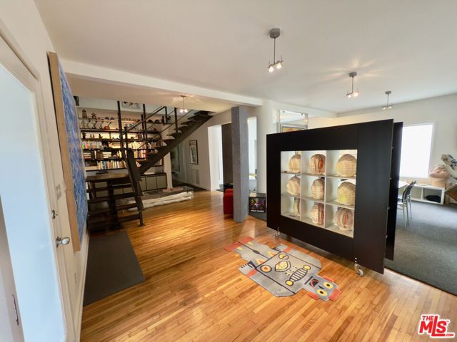 2714 4th Street, Santa Monica CA: https://media.crmls.org/mediaz/9ca86fa0-2dba-481d-9241-9466a51c5bc5.jpg