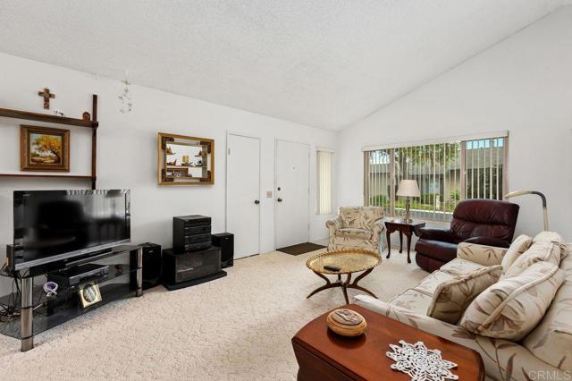 Detail Gallery Image 5 of 39 For 727 Nob Cir, Vista,  CA 92084 - 2 Beds | 2 Baths