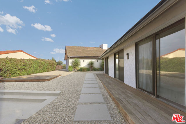 24728 Vantage Point Terrace, Malibu CA: https://media.crmls.org/mediaz/9ca90780-a235-4464-b075-b4dd1ccbe0ea.jpg