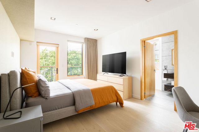 547 N Sweetzer Avenue, West Hollywood CA: https://media.crmls.org/mediaz/9ca92b47-1f4f-4f6c-b50f-3f219ccdf7ba.jpg