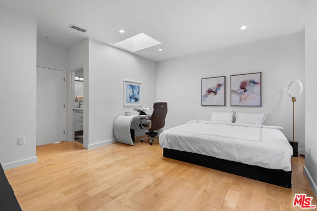 321 S Linden Drive, Beverly Hills CA: https://media.crmls.org/mediaz/9ca9b1fe-9b02-44b2-9e9d-0d159f668c39.jpg