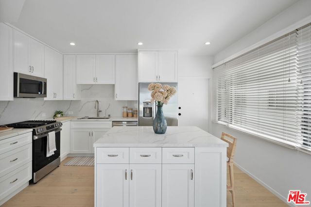 5205 Ocean Front Walk, Marina del Rey CA: https://media.crmls.org/mediaz/9caa2ce0-0bc3-49dc-9471-271a4e03b475.jpg