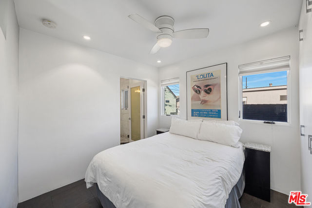 11 24th Avenue, Venice CA: https://media.crmls.org/mediaz/9caa311f-a15a-40aa-b93f-bb56ca03a33f.jpg