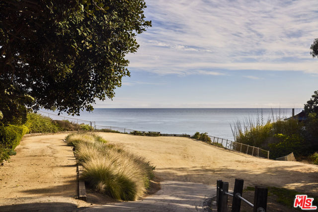 6734 Zumirez Drive, Malibu CA: https://media.crmls.org/mediaz/9caa60a9-95ba-482d-840b-fb1dcb178724.jpg