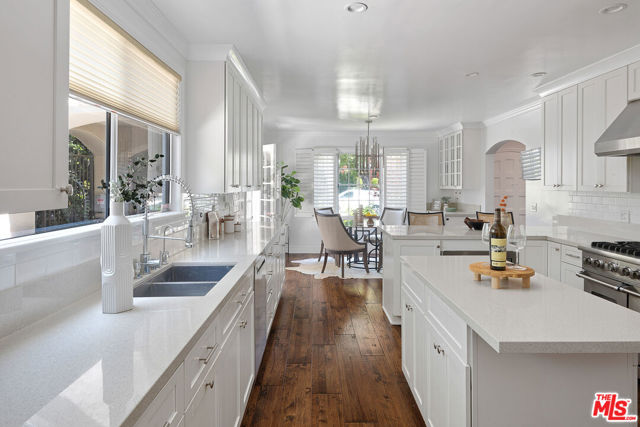 543 N June Street, Los Angeles CA: https://media.crmls.org/mediaz/9caafe9f-910c-4b3b-b829-704e42c4f0dc.jpg