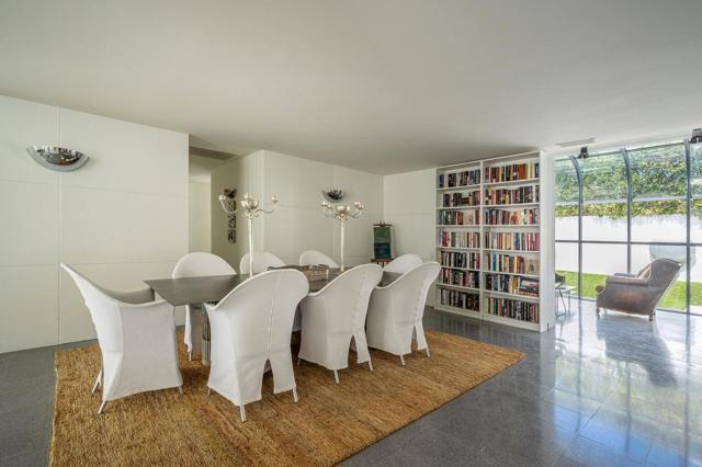 520 W ViA Lola, Palm Springs CA: https://media.crmls.org/mediaz/9cab25a0-d73c-425e-93a6-b8cf94461557.jpg