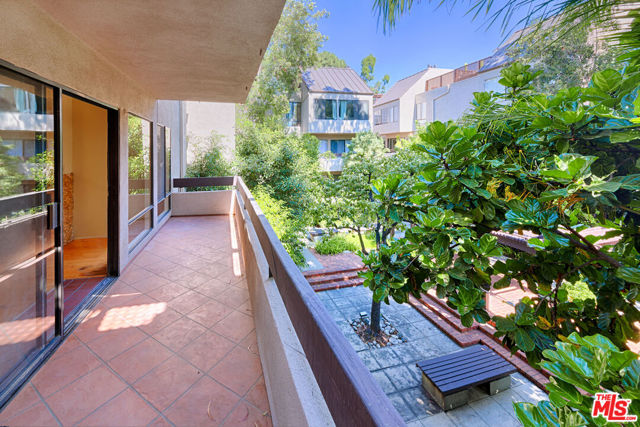 950 N Kings Road, West Hollywood CA: https://media.crmls.org/mediaz/9cab5174-9256-4a94-91e1-c686269a5e8f.jpg