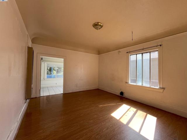 2324 9Th Ave, Oakland CA: https://media.crmls.org/mediaz/9cae6490-659d-4a93-a7c2-28d9d665c661.jpg