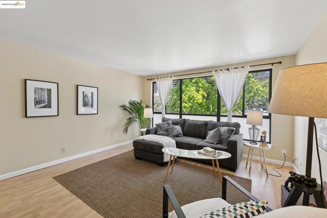 2632 Warring St, Berkeley CA: https://media.crmls.org/mediaz/9cae9d25-4e0c-441e-8cf0-3d156f878585.jpg