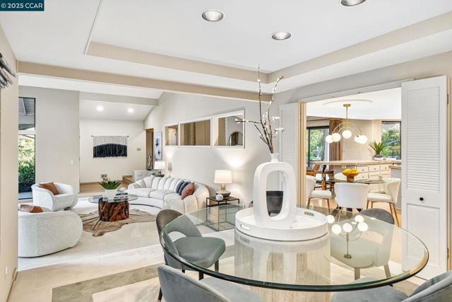 225 Vagabond Ct, Alamo CA: https://media.crmls.org/mediaz/9caf8656-d0dc-4eff-8899-278aabc7fc52.jpg