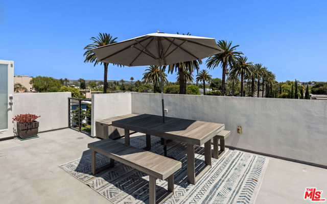11900 Washington Place, Los Angeles CA: https://media.crmls.org/mediaz/9caffb18-f340-4954-9844-b10b3af14aa9.jpg