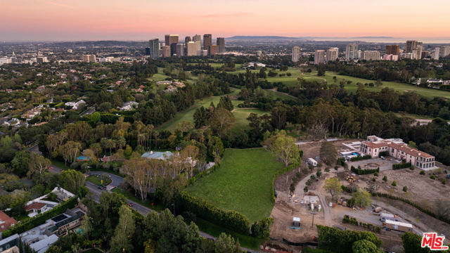 150 S Carolwood Drive, Los Angeles CA: https://media.crmls.org/mediaz/9cb2741c-bf5e-4f41-a42e-89bf4f3e4729.jpg