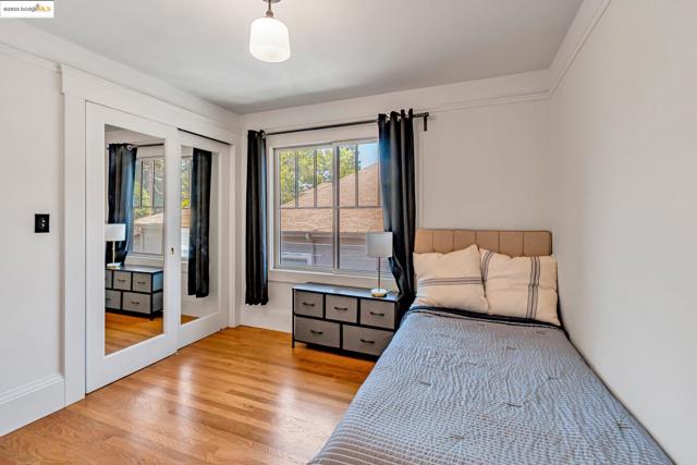 6108 Hillegass Ave, Oakland CA: https://media.crmls.org/mediaz/9cb2ed3d-650f-4030-8a5a-c5796e27f725.jpg