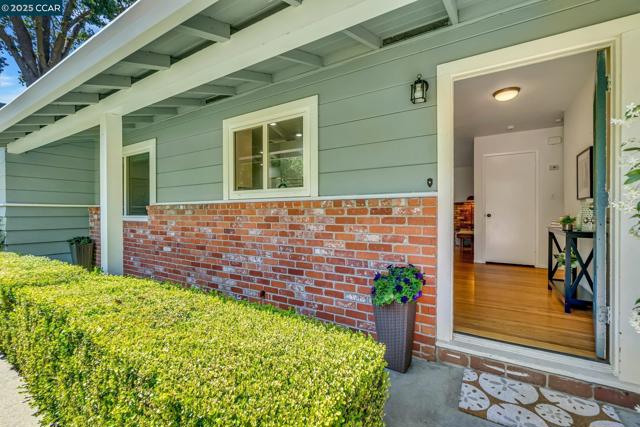57 Jemco Ct, Pleasant Hill CA: https://media.crmls.org/mediaz/9cb46fd8-e0c7-4c7d-b057-15512854b066.jpg