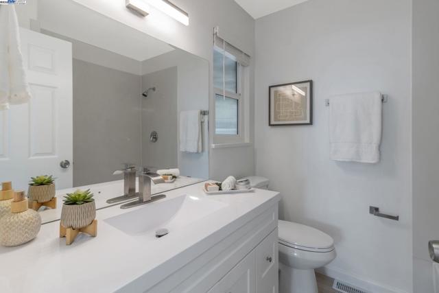 6919 Wilson Way, El Cerrito CA: https://media.crmls.org/mediaz/9cb56d93-88bf-4b23-9322-6ffc54ad10b6.jpg