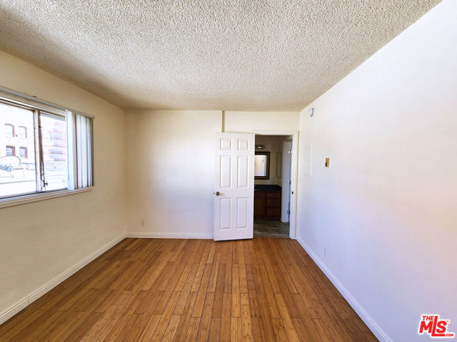 425 S Kenmore Avenue, Los Angeles CA: https://media.crmls.org/mediaz/9cb5d79b-941d-4eef-9354-f9821846fe25.jpg
