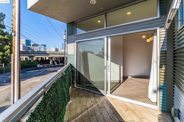 410 Webster St, Oakland CA: https://media.crmls.org/mediaz/9cb5ed49-c0d2-4ecf-8afb-75c780012fc3.jpg