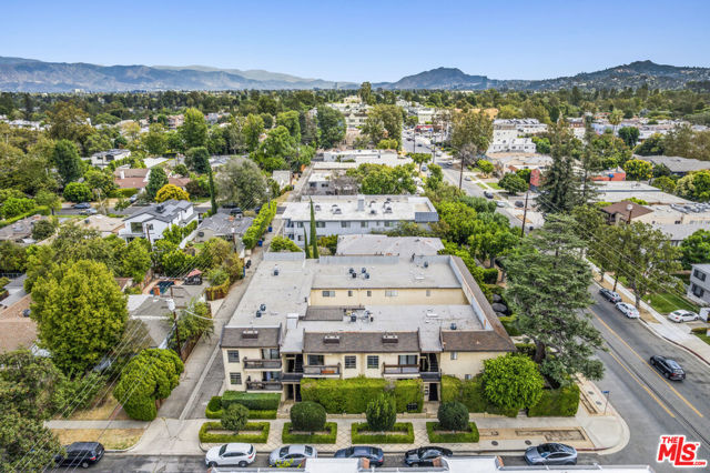 13021 Moorpark Street, Studio City CA: https://media.crmls.org/mediaz/9cb66be9-60fa-41be-b19e-91359db57f2c.jpg