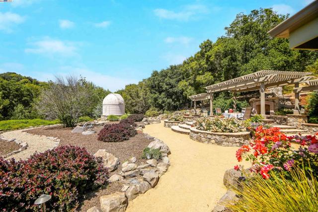 8700 Oak Tree Ln, Castro Valley CA: https://media.crmls.org/mediaz/9cb70b81-32fa-4f19-9199-c7e62b19ed34.jpg