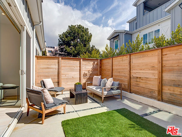11979 Mayfield Avenue, Los Angeles CA: https://media.crmls.org/mediaz/9cb768e6-b59b-42a5-b3ae-a72b08e857a4.jpg
