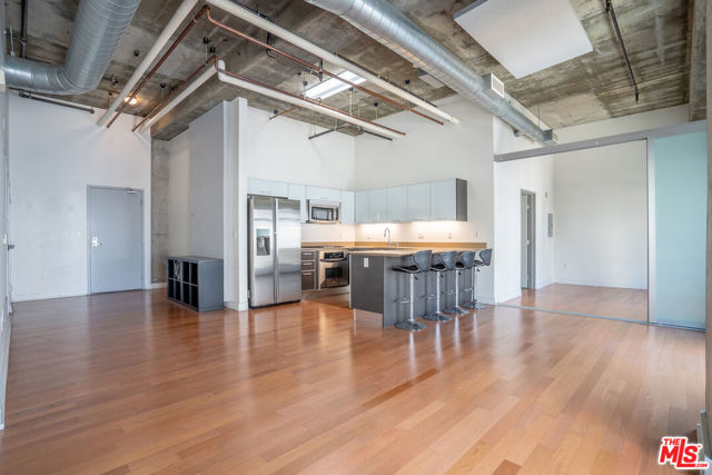 645 W 9th Street, Los Angeles CA: https://media.crmls.org/mediaz/9cba10de-0be6-4360-b3a9-d83c616c778d.jpg