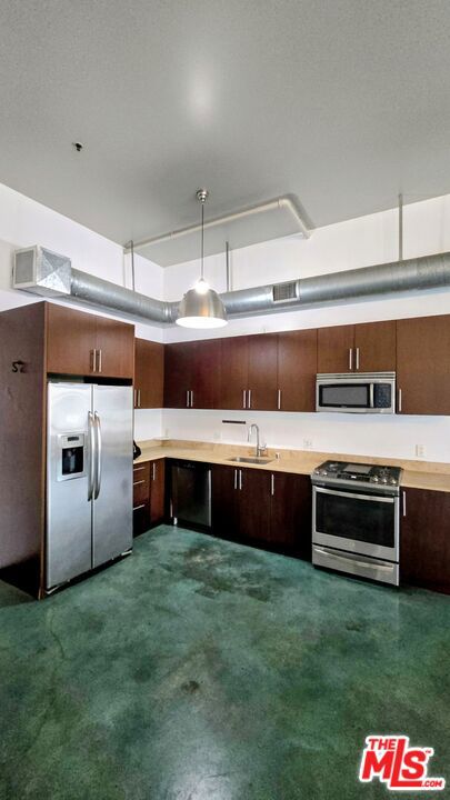 849 S Broadway, Los Angeles CA: https://media.crmls.org/mediaz/9cbb3783-a8f7-4a89-ac89-4ac6e7b73b12.jpg